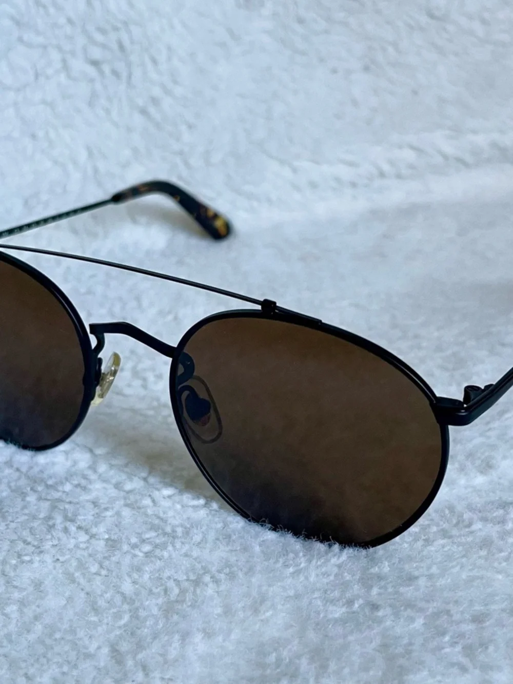 WONDERLAND INDIO Round Metal Frame Sunglasses in Black with Brown Lenses